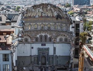 Çürük denen cami 4 gündür yıkılamıyor