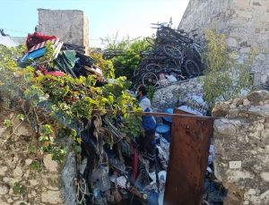 Datça’da bir evden yaklaşık 5 ton atık çıkarıldı