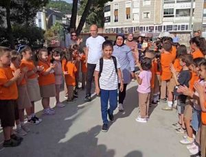 Denizli Buldan’da lösemi tedavisini bitiren Talha, okuluna dönünce alkışlandı.