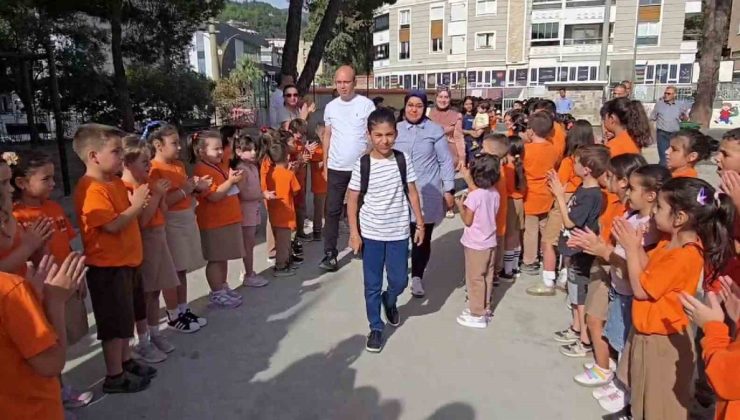 Denizli Buldan’da lösemi tedavisini bitiren Talha, okuluna dönünce alkışlandı.