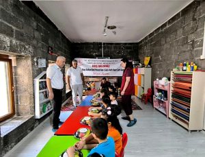 Diyarbakır’da 211 yıllık vakıf hayrıyla anaokulu öğrencilerine meyve ikram edildi
