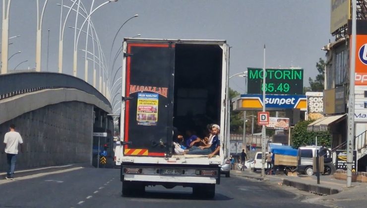 Diyarbakır’da Kamyonet Kasasında Güvenliksiz Yolculuk