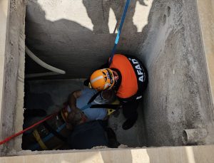 Elazığ’da villanın bahçesindeki beton kuyuya düşen yaralı AFAD ekiplerince kurtarıldı