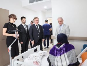 Erzincan Valisi Aydoğdu, Mengücek Gazi Hastanesi’nde hastaları ziyaret etti