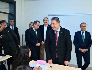 Eskişehir Valisi Yılmaz, H. Ahmet Kanatlı Anadolu Lisesi’nde öğrencilerle buluştu