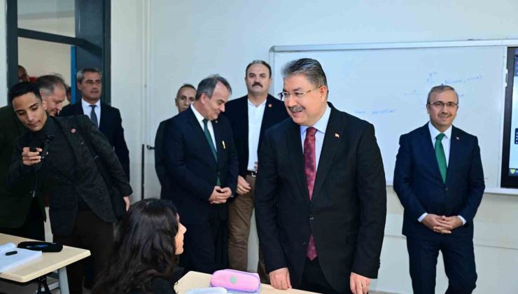 Eskişehir Valisi Yılmaz, H. Ahmet Kanatlı Anadolu Lisesi’nde öğrencilerle buluştu