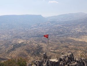 Hakkari Derecik’te yıpranan Türk bayrağı gazeteci tarafından yenilendi