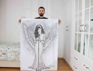 Halit Terzi, kömürle Bergen’in portresini çizerek kadına şiddete dikkat çekmek istedi