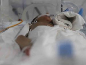 Hatay’da 31 haftalık prematüre bebek bağırsak tıkanıklığından ameliyatla kurtuldu