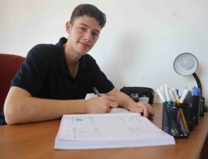 Hatay’da yaşayan Münir Basri YKS sayısalda ilk 22 bine girip tıp fakültesini kazandı