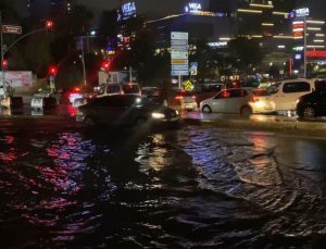 İstanbul Sultangazi’de sağanak sonrası Lütfi Aykaç Bulvarı’nda yol göle döndü