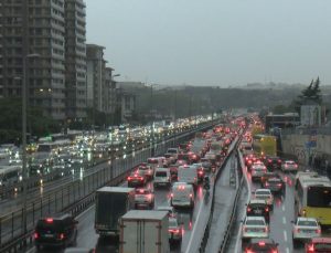 İstanbul’da akşam saatlerinde trafik durma noktasına geldi, yoğunluk yüzde 85 oldu