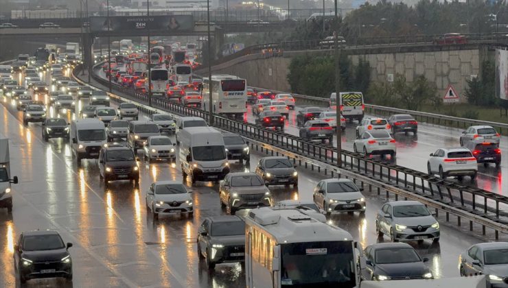 İstanbul’da yağışın da etkisiyle sabah saatlerinde trafik yoğunluğu