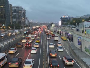 İstanbul’da yağışla birlikte trafik yoğunluğu saat 18.30’da yüzde 78’e ulaştı