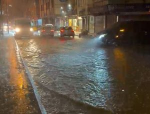İstanbul’u sağanak esir aldı! Alt geçit kapandı, yollar göle döndü