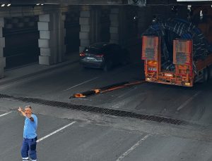 İzmir Konak’ta alt geçide sıkışan vinç ekiplerin çalışmasıyla kurtarıldı