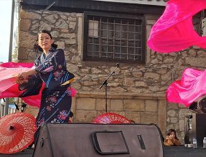 Japon halk dansları ekibi Beypazarı Festivali’nde ‘Erik dalı’ oyunuyla gösteri sundu.