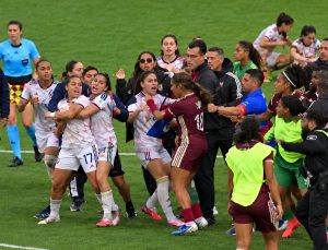 Kadın futbolunda şaşkına çeviren final! Maç bitti, kavga başladı