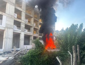 Karamürsel’de inşaat atıkları yangını söndürüldü