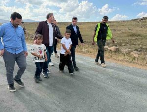Kars Valisi Ziya Polat, Susuz’da SSB’li köy yollarını inceledi, çocuklar eşlik etti
