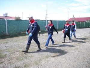 Kars’ta şap hastalığına karşı 100 kişilik ekip köy ve meralarda aşılama yapıyor