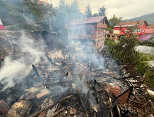 Kastamonu İnebolu’da ahşap ev yangınında 6 büyükbaş, 1 koyun ve 20 tavuk öldü