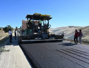 Keskin’de Köy Yollarına Asfalt Çalışmaları Sürüyor