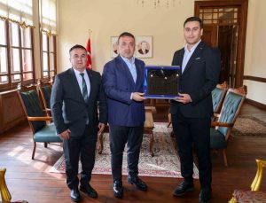 Kırşehir’den gönderilen Ahilik Sancağı Bilecik Valisi Sözer’e takdim edildi