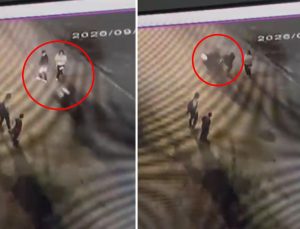 Kızıyla ekmek almaya giderken motosiklet çarptı! Korku dolu anlar kamerada