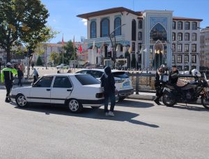 Kütahya’da ehliyetsiz kişiye 221 bin lira ceza uygulandı, araç trafikten men edildi