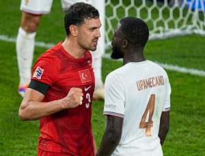 Maça damga vuran anlar! Merih Demiral kendisini zor tuttu