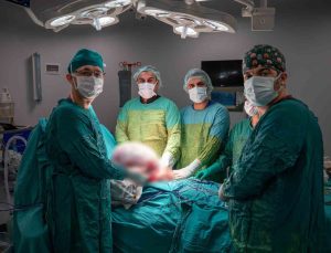 Malatya’da hastanın sol yumurtalığından 15 kilogramlık kitle başarıyla çıkarıldı