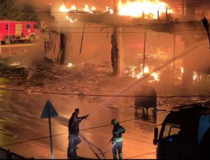 Mersin Mezitli’de 3 katlı mobilya mağazasındaki yangına itfaiye müdahale ediyor