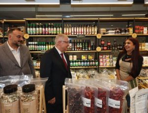 Milli Savunma Bakanı Güler, Maltepe’de esnafı ziyaret edip hayırlı kazançlar diledi