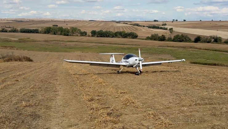Motor arızası yapan eğitim uçağı Tekirdağ’da tarlaya zorunlu iniş yaptı