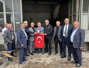 Niksar’da Ahilik Haftası’nda esnafa plaket ve Türk bayrağı hediye edildi