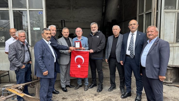 Niksar’da Ahilik Haftası’nda esnafa plaket ve Türk bayrağı hediye edildi