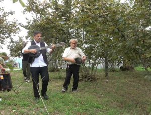 Öğretmen fındık bahçesinde işçilere müzikli moral