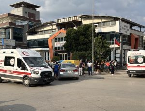 Osmaniye’de iki otomobil çarpıştı, Adnan Menderes Bulvarı’nda 3 kişi yaralandı