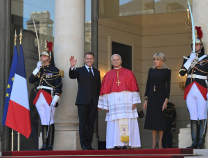Papa 14. Leo, 18 yıl sonra ilk resmi ziyaret için Fransa’ya gitti, Macron ile görüştü