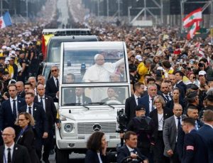 Papa 14. Leo, Paris’te Zafer Takı altından geçerken kalabalıkları selamladı