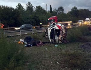 Sakarya Hendek’te otomobil refüje çarpıp devrildi, 1 kişi öldü, 4 kişi yaralandı