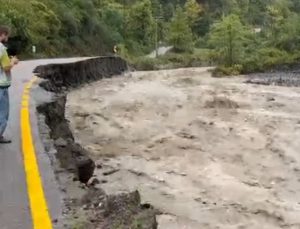 Sakarya’da dere taştı; su baskınları yaşandı