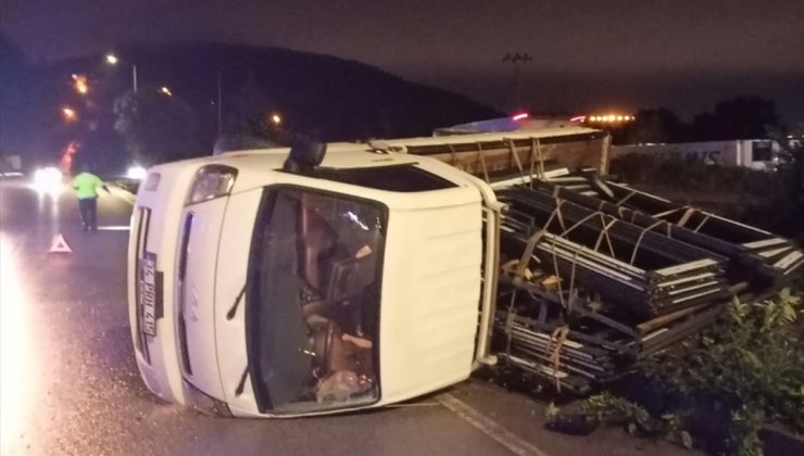Samsun Atakum’da otomobil ile kamyonet çarpıştı, otomobildeki 4 kişi yaralandı