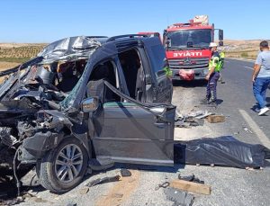 Şanlıurfa’da kamyona çarpan hafif ticari araçtaki 4 kişi öldü, 2 kişi yaralandı