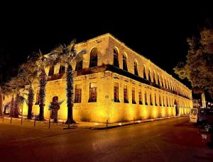 Silifke’de tarihi Hükümet Konağı yeni ışıklandırmayla gece ışıl ışıl oldu