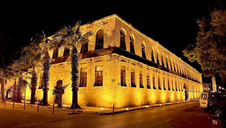 Silifke’de tarihi Hükümet Konağı yeni ışıklandırmayla gece ışıl ışıl oldu