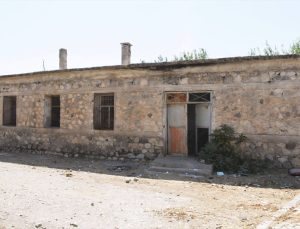 Silopi’de Tehlikeli Metruk Bina Yıkılıyor