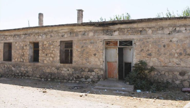 Silopi’de Tehlikeli Metruk Bina Yıkılıyor