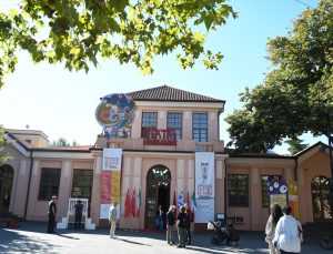 Tiran’da “Dev Gölgeler” Karagöz-Hacivat oyunu YEE etkinliğinde sahnelendi
